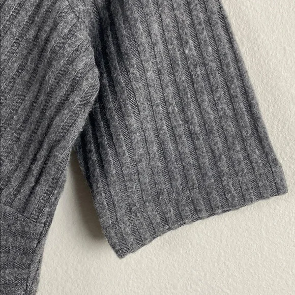 Abercrombie & Fitch Ribbed Knit Short Sleeve Crop Top | V Neck, Ruched/Keyhole - Picture 12 of 14